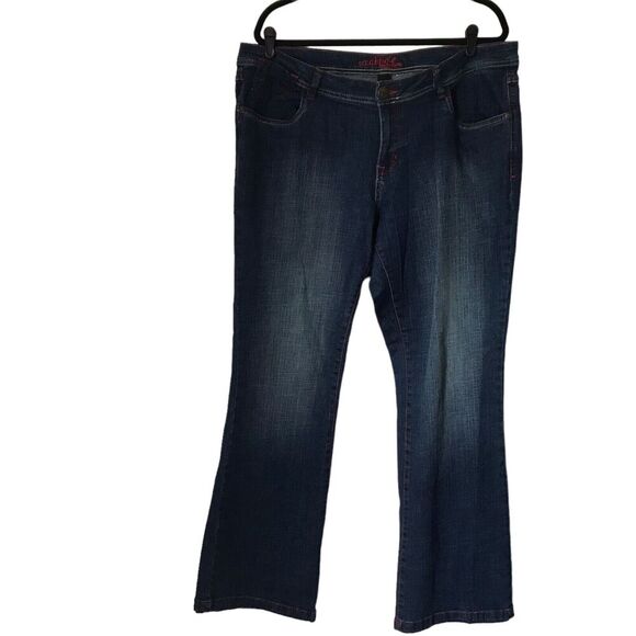 Southpole Jeans Size 18 Mid Rise Medium Wash Embroidered Pockets Red Stitching - Picture 3 of 13